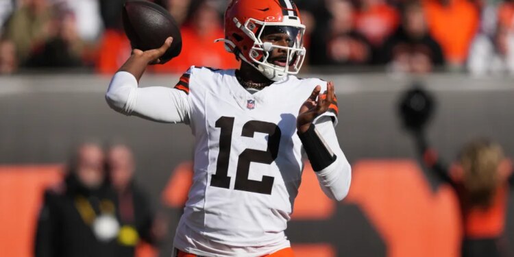 Cleveland Browns quarterback Shedeur Sanders (12) passes against the Cincinnati Bengals.