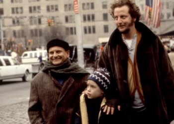 Joe Pesci, Macaulay Culkin, and Daniel Stern from Home Alone 2: Lost in New York.