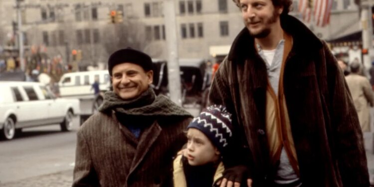 Joe Pesci, Macaulay Culkin, and Daniel Stern from Home Alone 2: Lost in New York.