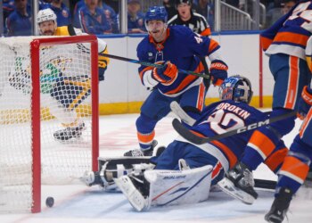 Islanders waste strong start in sloppy loss to Predators