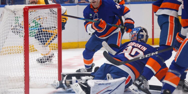 Islanders waste strong start in sloppy loss to Predators