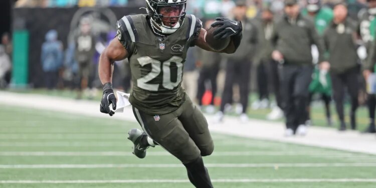 New York Jets running back Breece Hall #20 runs the ball during the fourth quarter.

