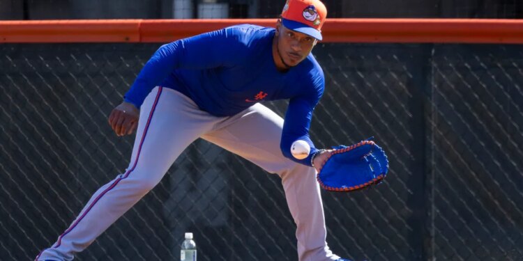 Jorge Polanco runs drills at first base during Spring Training at Clover Field, Friday, Feb. 20, 2026, in Port St. Lucie, FL.