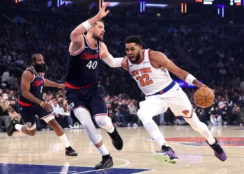 New York Knicks center Karl-Anthony Towns drives to the basket as LA Clippers center Ivica Zubac defends during the first quarter.