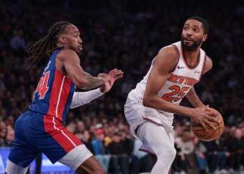 New York Knicks guard Mikal Bridges (25) looks to the basket against Detroit Pistons guard Daniss Jenkins (24).