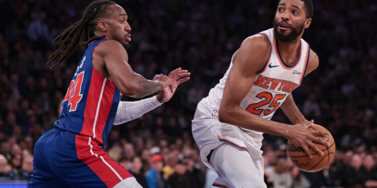 New York Knicks guard Mikal Bridges (25) looks to the basket against Detroit Pistons guard Daniss Jenkins (24).