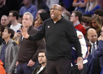 Mike Brown yells out instructions during the Knicks' double-overtime win over the Nuggets.