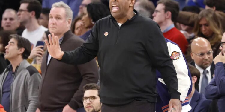 Mike Brown yells out instructions during the Knicks' double-overtime win over the Nuggets.