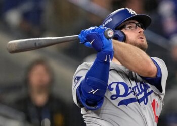 Dodgers World Series hero Max Muncy swings.