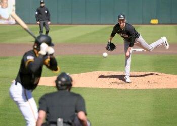 New York Yankees pitcher Ryan Yarbrough #33 throws a pitch against the Pittsburgh Pirates.