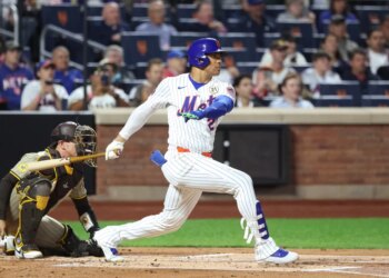 New York Mets right fielder Juan Soto #22 hits a single.