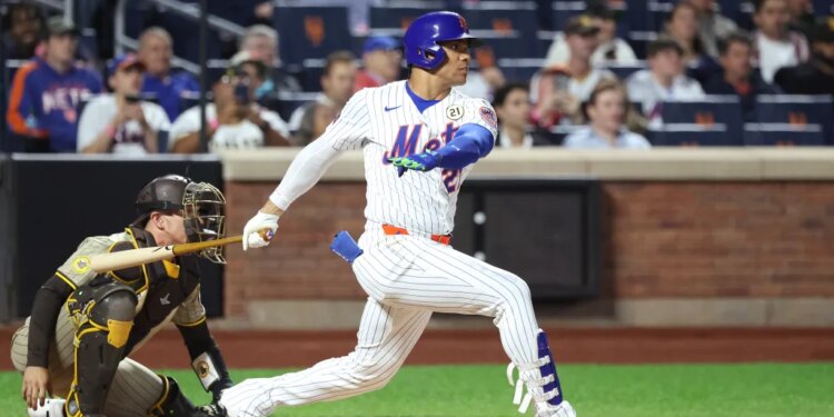 New York Mets right fielder Juan Soto #22 hits a single.