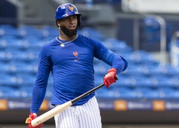 Luis Robert Jr. takes batting practice during Mets' spring training on Feb. 19, 2026 in Port St. Lucie.