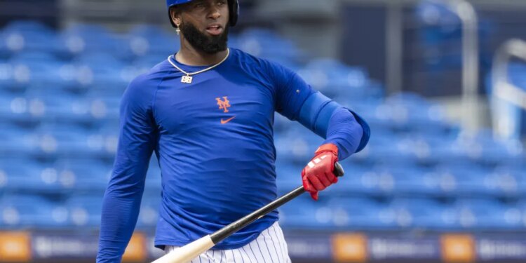 Luis Robert Jr. takes batting practice during Mets' spring training on Feb. 19, 2026 in Port St. Lucie.