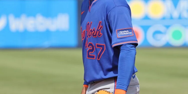 New York Mets first baseman Mark Vientos #27 in the field.