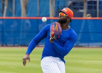 New York Mets’ Luis Robert Jr. fielding a baseball during Spring Training.