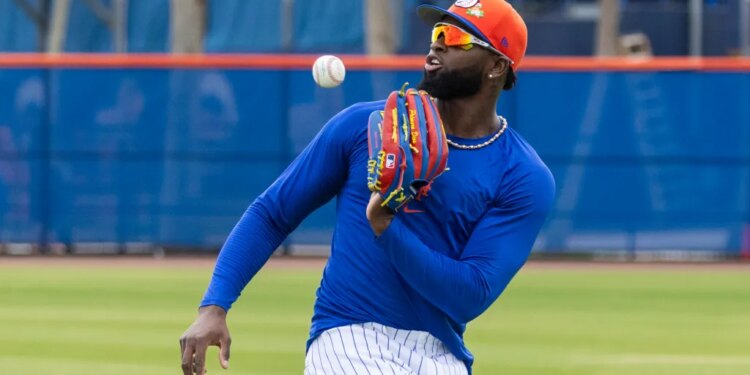 New York Mets’ Luis Robert Jr. fielding a baseball during Spring Training.