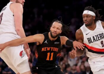 Jalen Brunson fights over the pick of Donovan Clingan (left) as he defends Jerami Grant during the Knicks' blowout win over the Trail Blazers on Jan. 30, 2026 at Madison Square Garden.