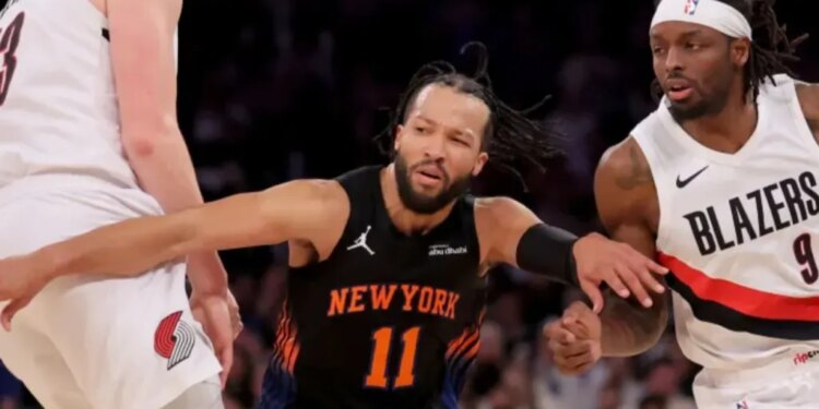 Jalen Brunson fights over the pick of Donovan Clingan (left) as he defends Jerami Grant during the Knicks' blowout win over the Trail Blazers on Jan. 30, 2026 at Madison Square Garden.