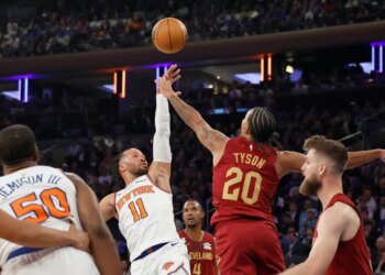 New York Knicks guard Jalen Brunson goes up for a shot as Cleveland Cavaliers forward Jaylon Tyson.