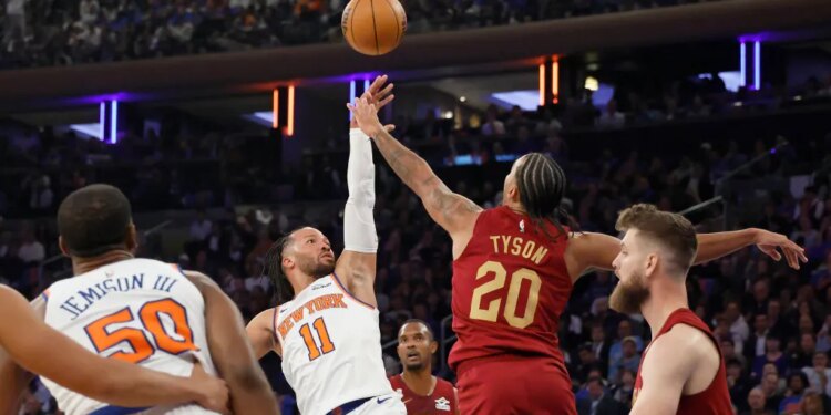 New York Knicks guard Jalen Brunson goes up for a shot as Cleveland Cavaliers forward Jaylon Tyson.