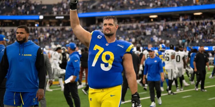 Los Angeles Rams offensive tackle Rob Havenstein (79) waves towards the stands after an NFL football game against the Las Vegas Raiders, Oct. 20, 2024, in Inglewood, Calif.