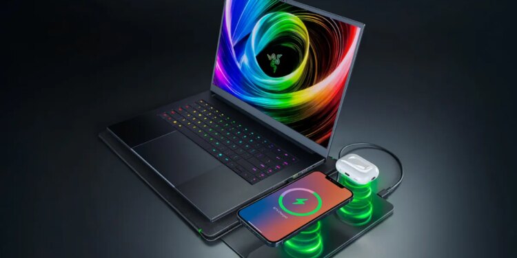 Razer’s new laptop sleeve wirelessly charges other devices