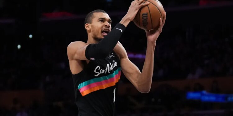 Victor Wembanyama of the San Antonio Spurs going up for a basket.