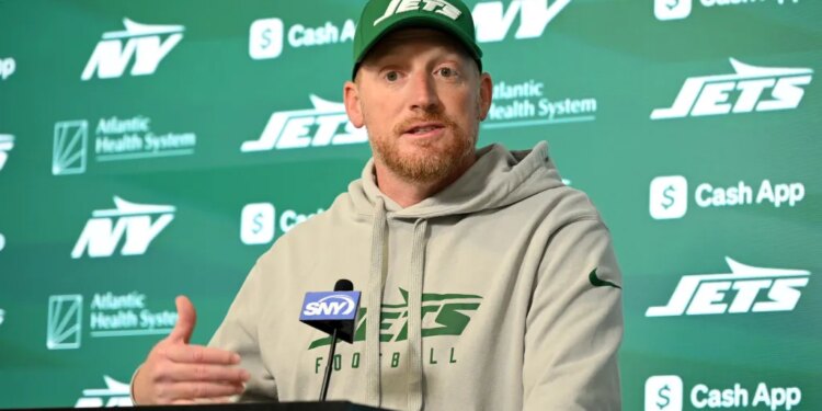 Jets passing game coordinator Todd Downing speaks to the media.
