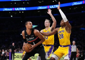 Victor Wembanyama scores 40 points in Spurs win over Lakers