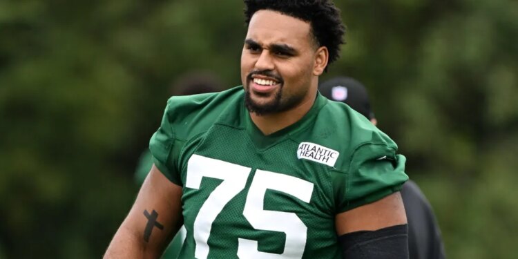 Jets guard Alijah Vera-Tucker smiling during practice.
