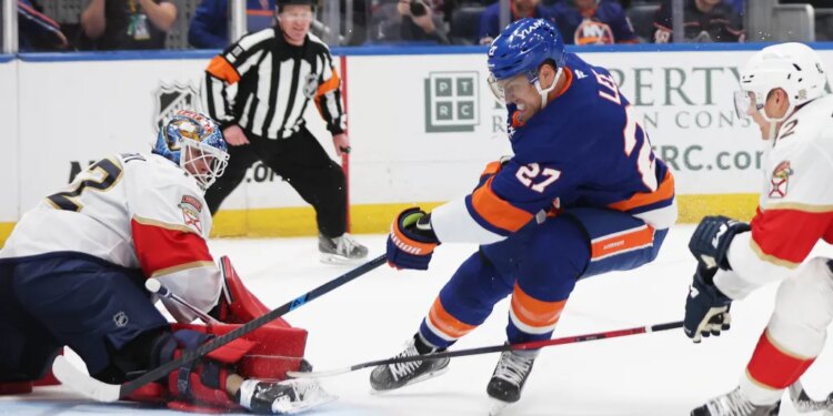 New York Islanders left wing Anders Lee (27) scores the go-ahead goal against the Florida Panthers.