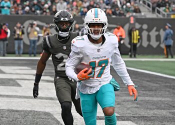 Dolphins wide receiver Jaylen Waddle (17) scores a touchdown against the Jets.