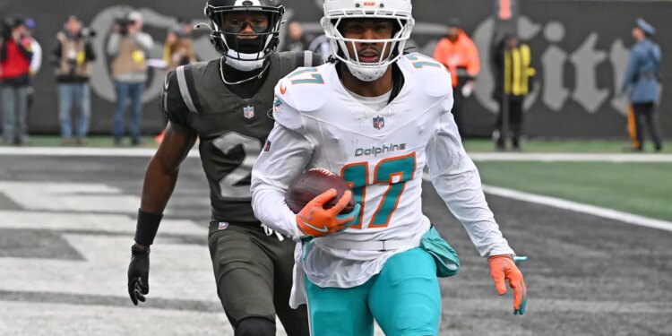 Dolphins wide receiver Jaylen Waddle (17) scores a touchdown against the Jets.
