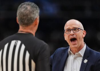 Dan Hurley yelling at a referee.