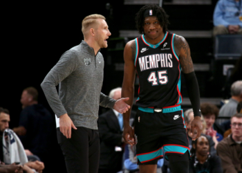 Memphis Grizzlies head coach Tuomas Iisalo talks with forward GG Jackson (45) during the third quarter against the Houston Rockets at FedExForum. Mandatory
