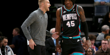 Memphis Grizzlies head coach Tuomas Iisalo talks with forward GG Jackson (45) during the third quarter against the Houston Rockets at FedExForum. Mandatory