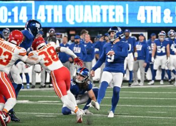 New York Giants kicker Graham Gano #9 kicks a field goal in the fourth quarter.