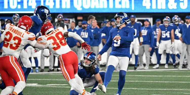 New York Giants kicker Graham Gano #9 kicks a field goal in the fourth quarter.