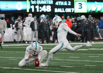 Miami Dolphins kicker Jason Sanders #7 kicks a field goal during the first quarter against the New York Jets.