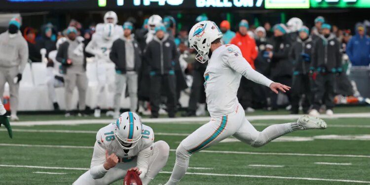 Miami Dolphins kicker Jason Sanders #7 kicks a field goal during the first quarter against the New York Jets.