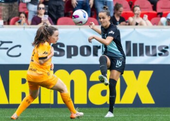 NJ/NY Gotham FC forward Gabi Portilho (18) crosses the ball against the Houston Dash.
