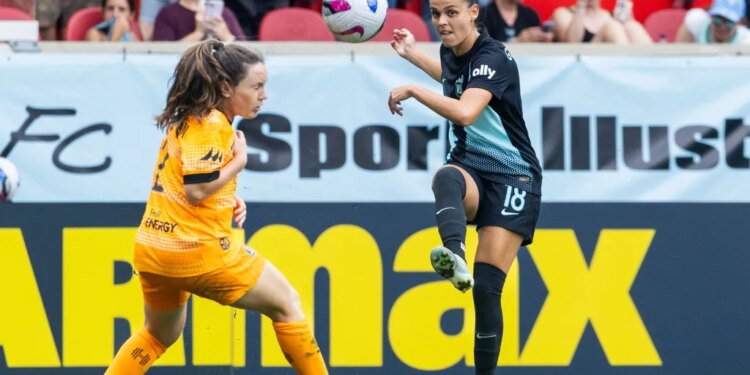 NJ/NY Gotham FC forward Gabi Portilho (18) crosses the ball against the Houston Dash.