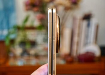 Photo of the Honor Magic V6, closed, from the side.