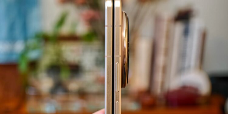 Photo of the Honor Magic V6, closed, from the side.