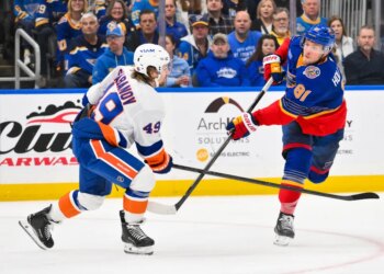 Dylan Holloway shoots and scores as Max Shabanov defends during the Islanders' win overt the Blues on March 10, 2026.