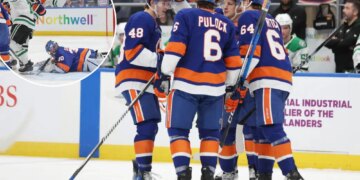 Islanders grind out win over Stars to improve playoffs chances