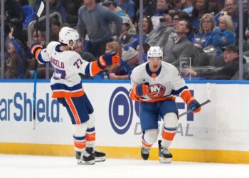 Islanders' late magic continues with comeback win over Blues