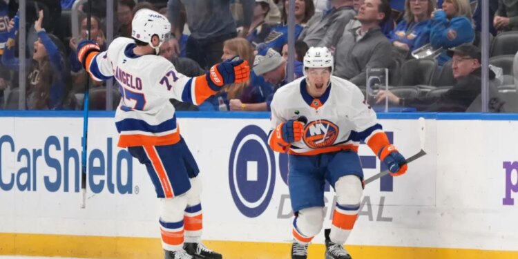 Islanders' late magic continues with comeback win over Blues