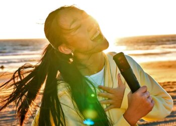 JBL’s new party speaker comes with a karaoke mic that helps you hit those high notes